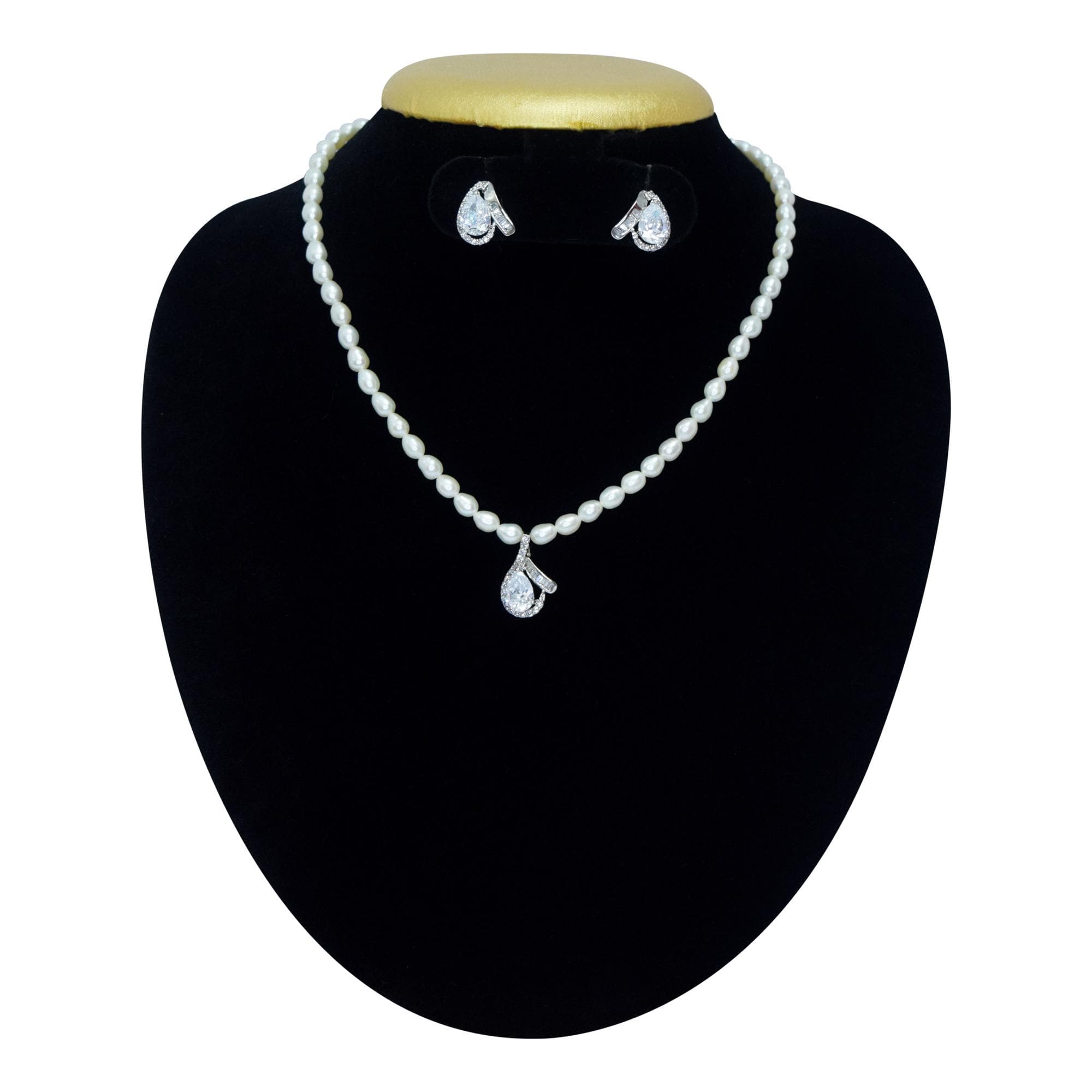 Aesthetic White Pearl Necklace With A Classic Zircon Pendant