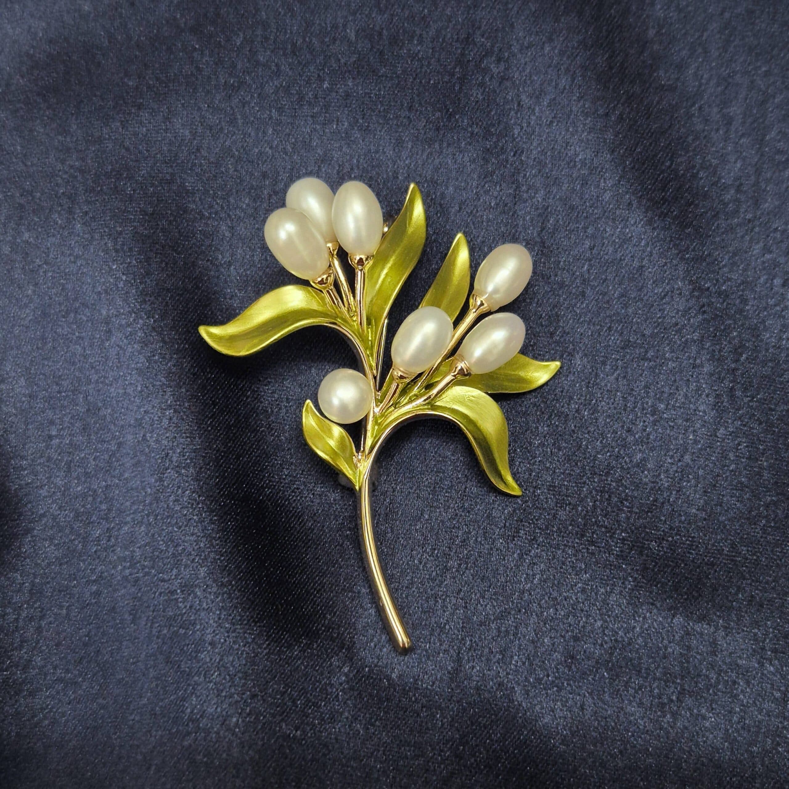 Enchanting Brooch With White Pearls & Enamel Leaves