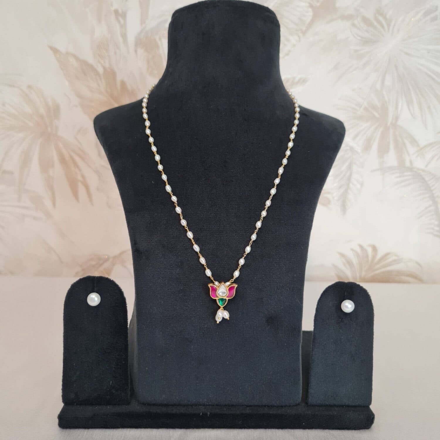 Lines in pearl jewellery from Pure Pearls