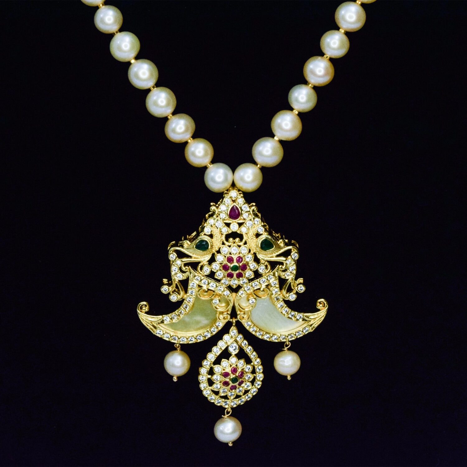 Lavish Peach Pearls Necklace With Mother Of Pearl Puligoru Pendant - Image 2