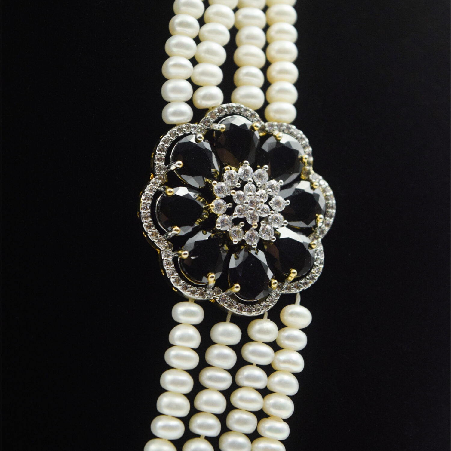 Regal White Pearls Haar With CZ & Black Onyx Side Pendants - Image 2