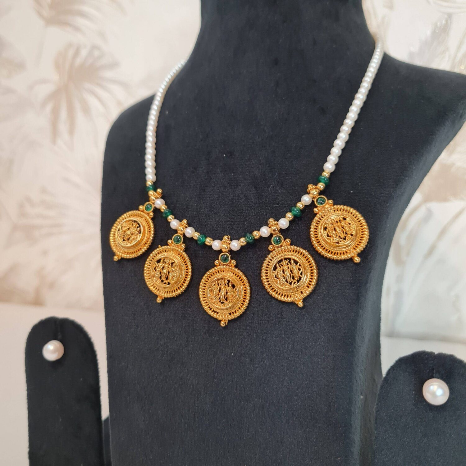 Stunning 4mm Round White Pearls Necklace With Ram Darbar Kaasu & SP Emerald Beads - Image 2