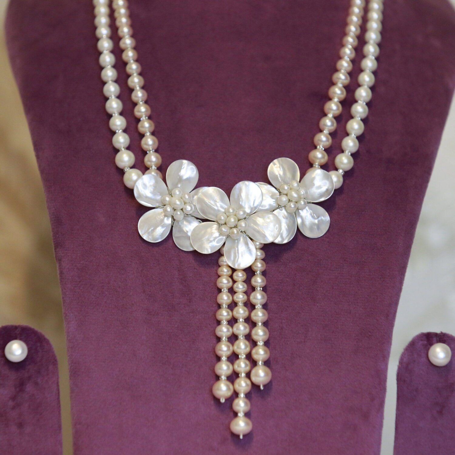 Lustrous White & Peach Graduated Pearls Necklace With MOP Pendant - Image 2