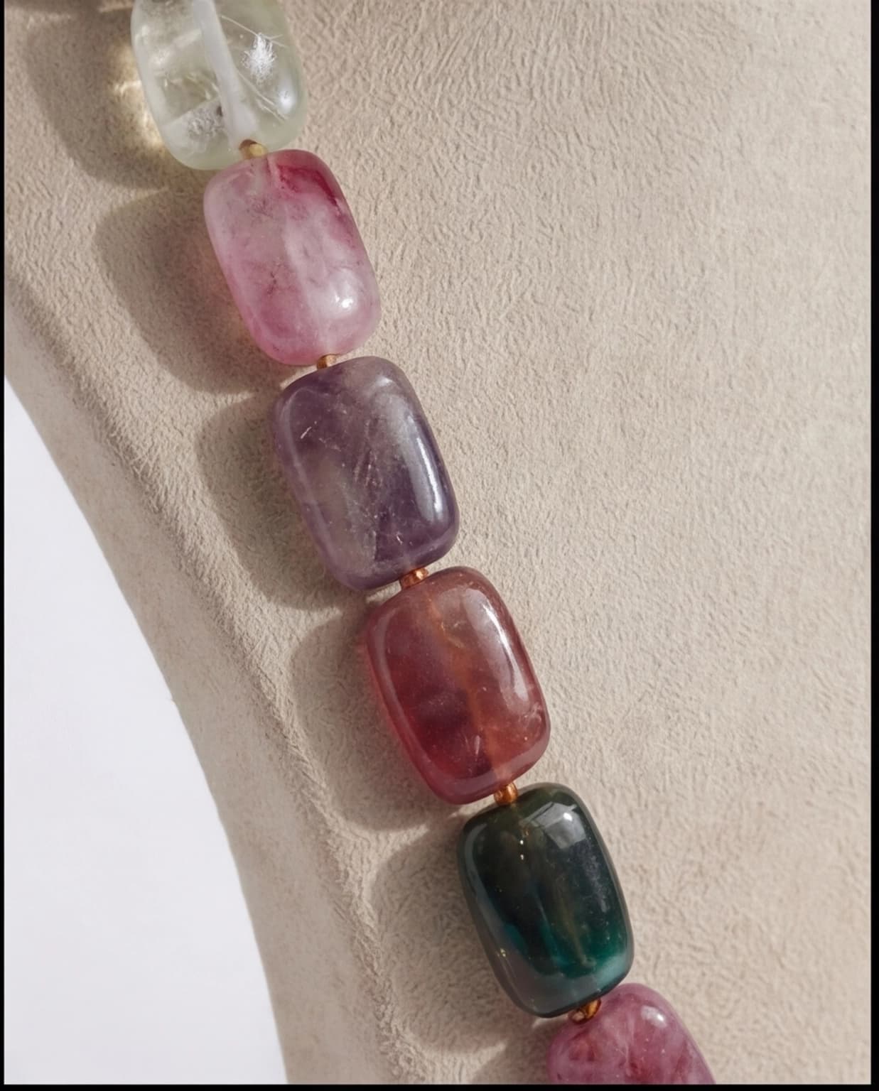 Attractive White Baroque Pearl Necklace With Polki Pendant & Multicoloured Onyx - Image 3