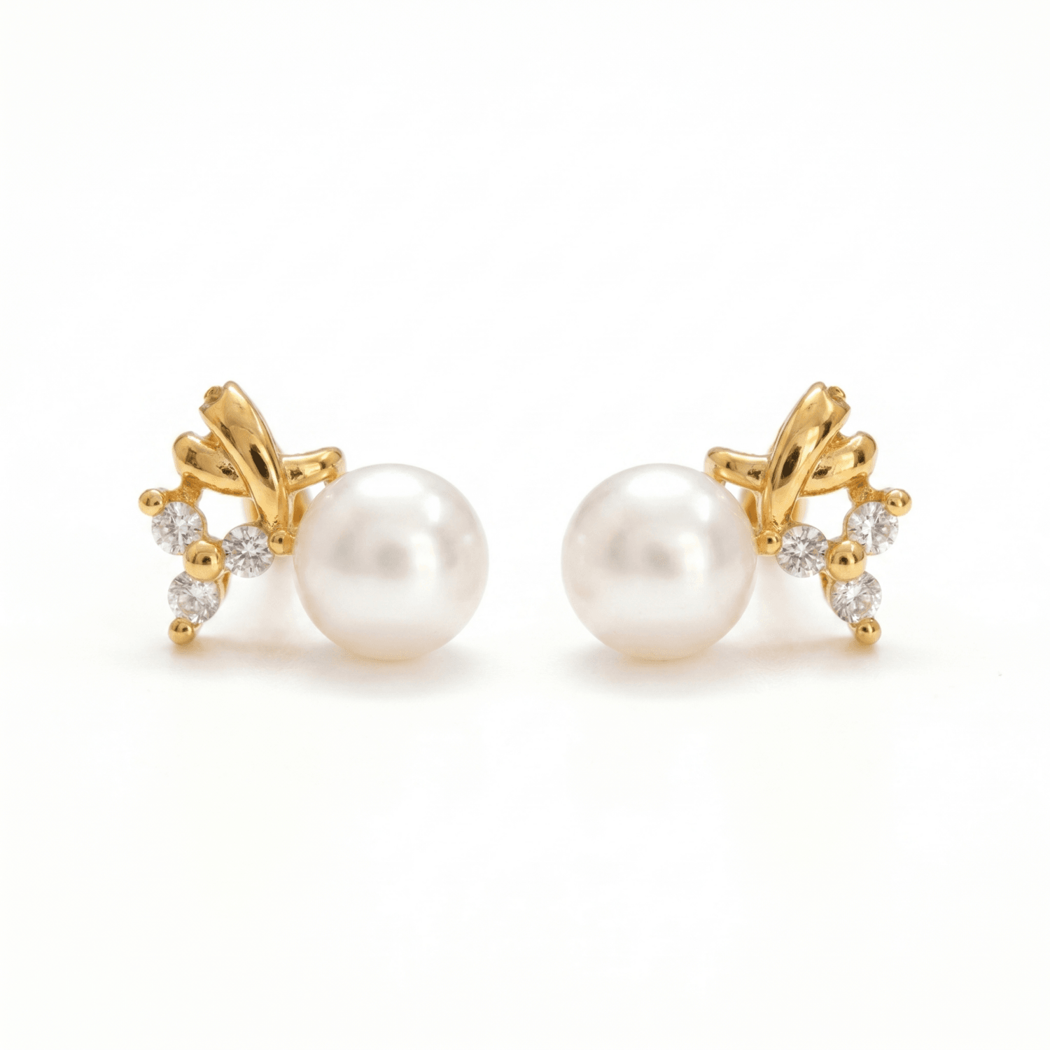 Fashionable Pearl Studs in American Diamonds