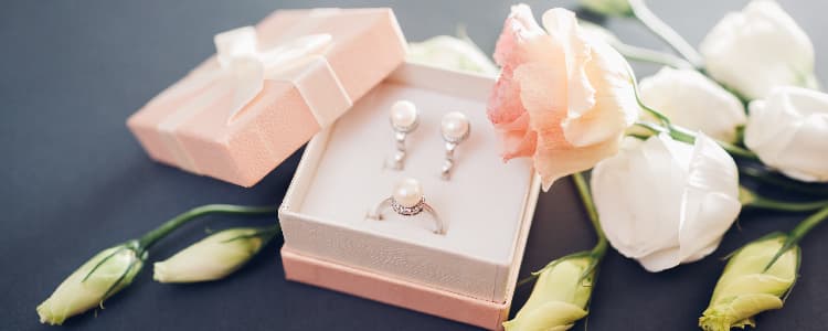 I am Looking to Gift a Pearl Necklace Set, Which One Do I Choose?