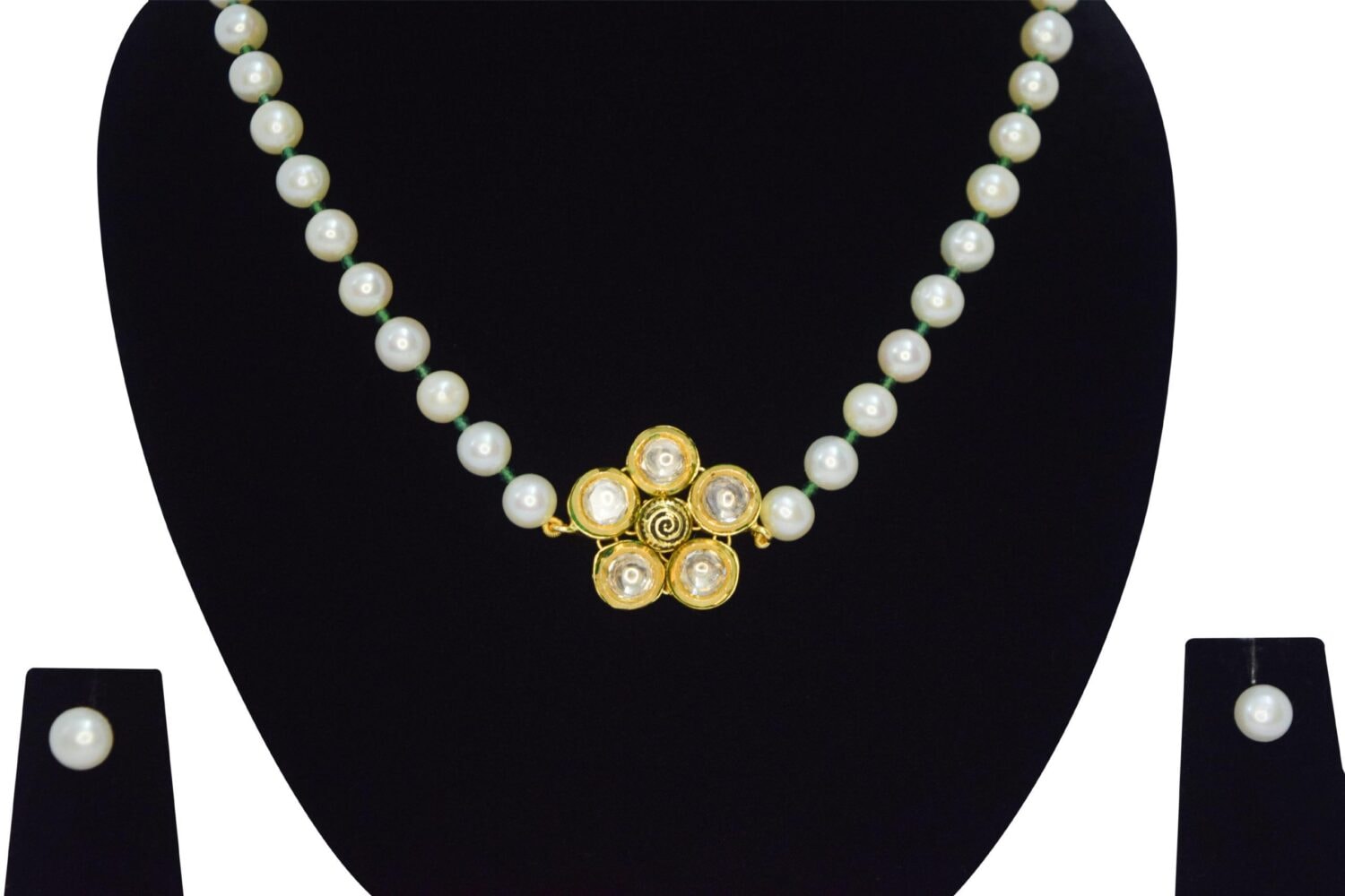 Attractive String Of Round White Pearls With Floral Kundan Pendant - Image 2