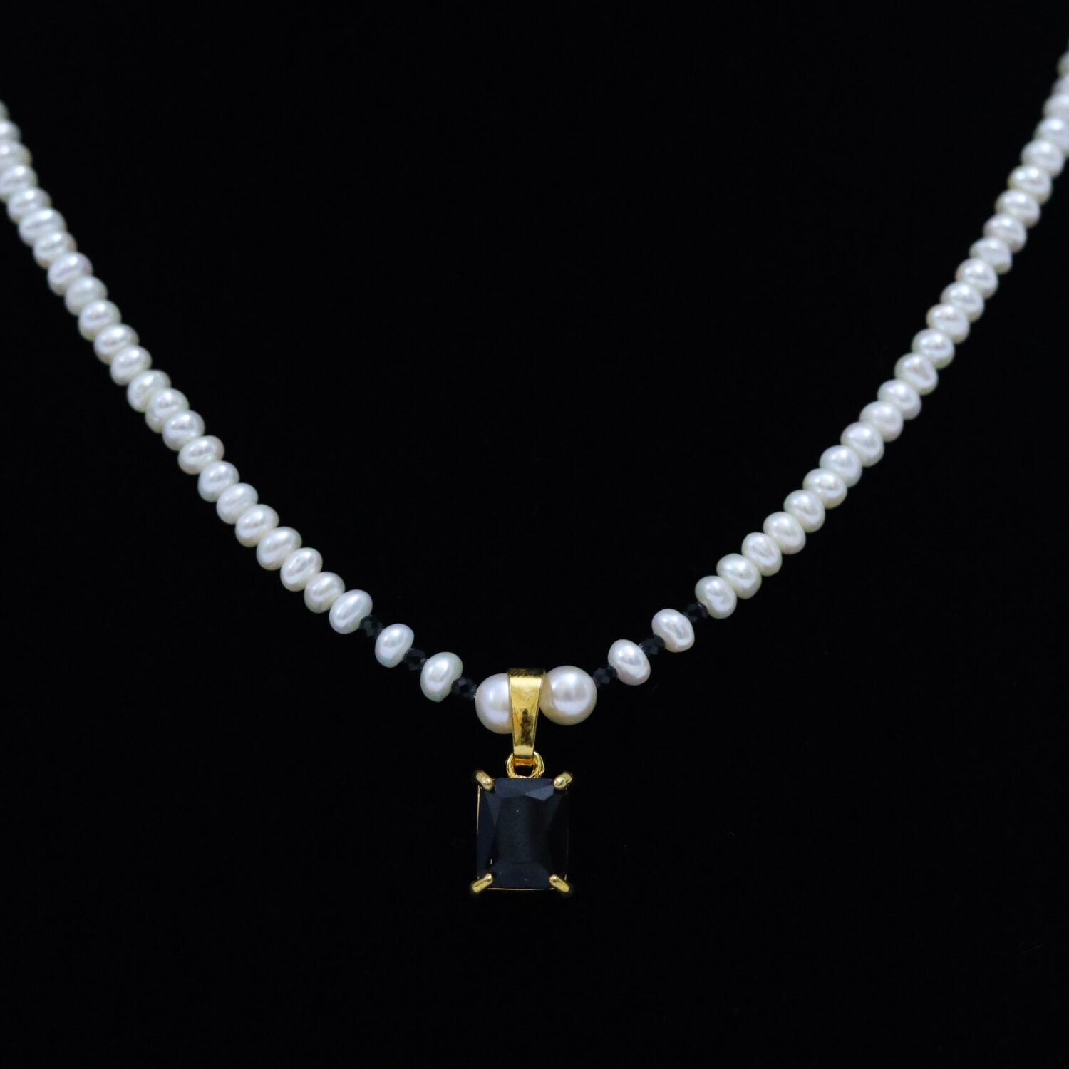 Trendy White Pearls Necklace With Minimal Black Onyx Pendant - Image 2