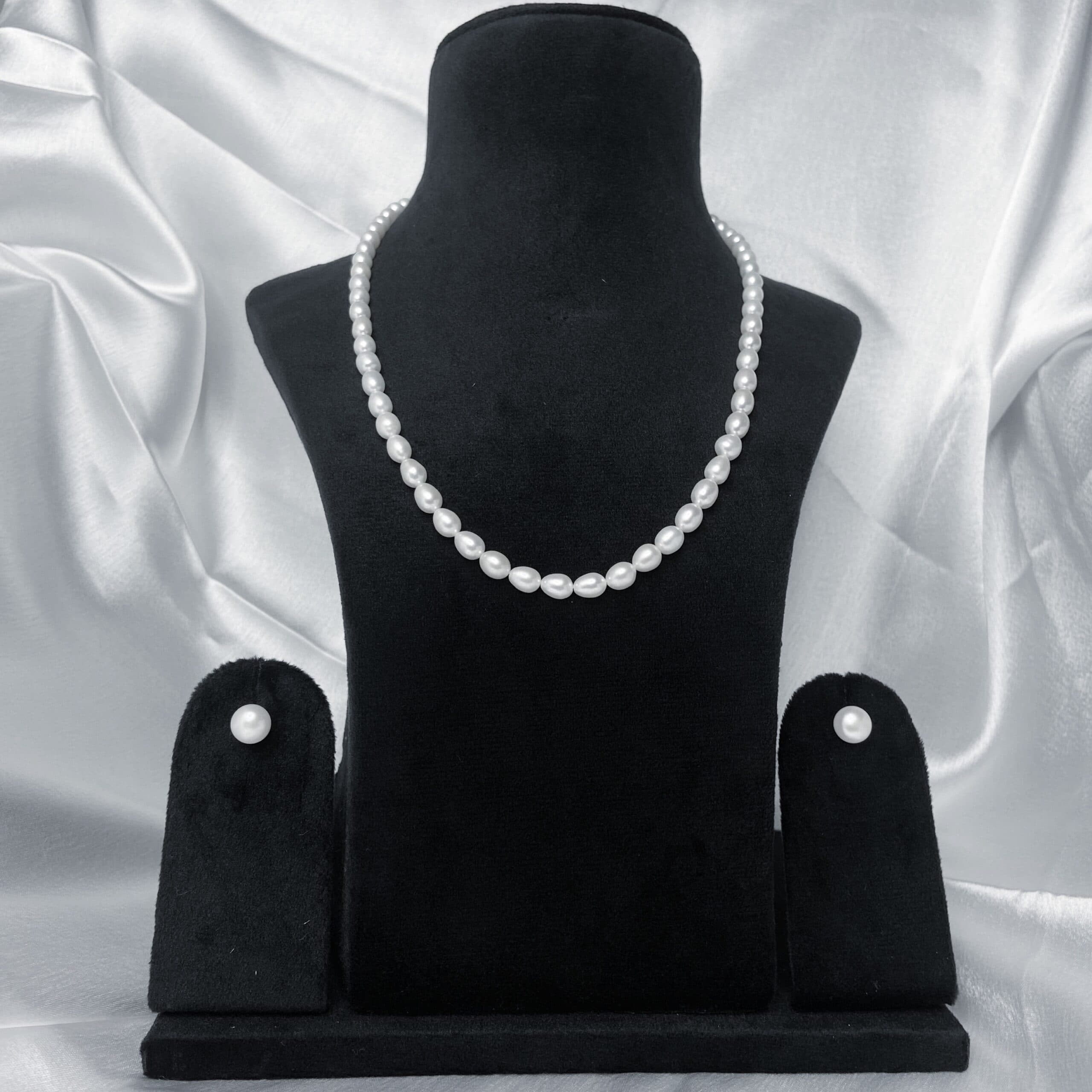 Graduated in pearl jewellery from Pure Pearls