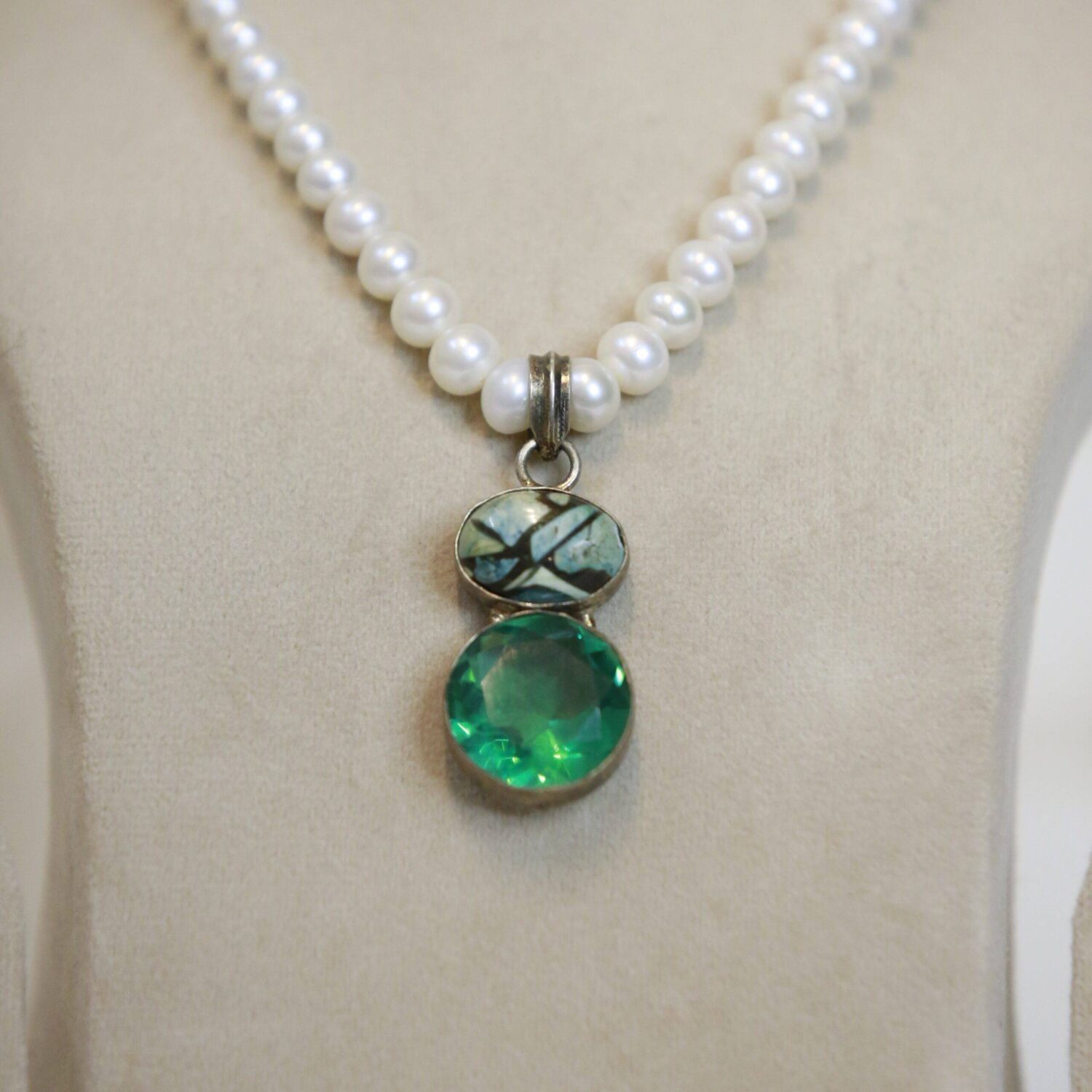 Elegant 4mm -8mm Graduated White Pearl Necklace With Green Onyx Silver Pendant - Image 2