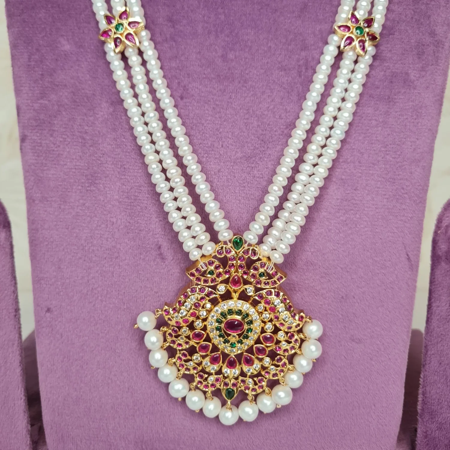 Grand Triple-Line Pearls Haar With Traditional Kemp Pendant - Image 3