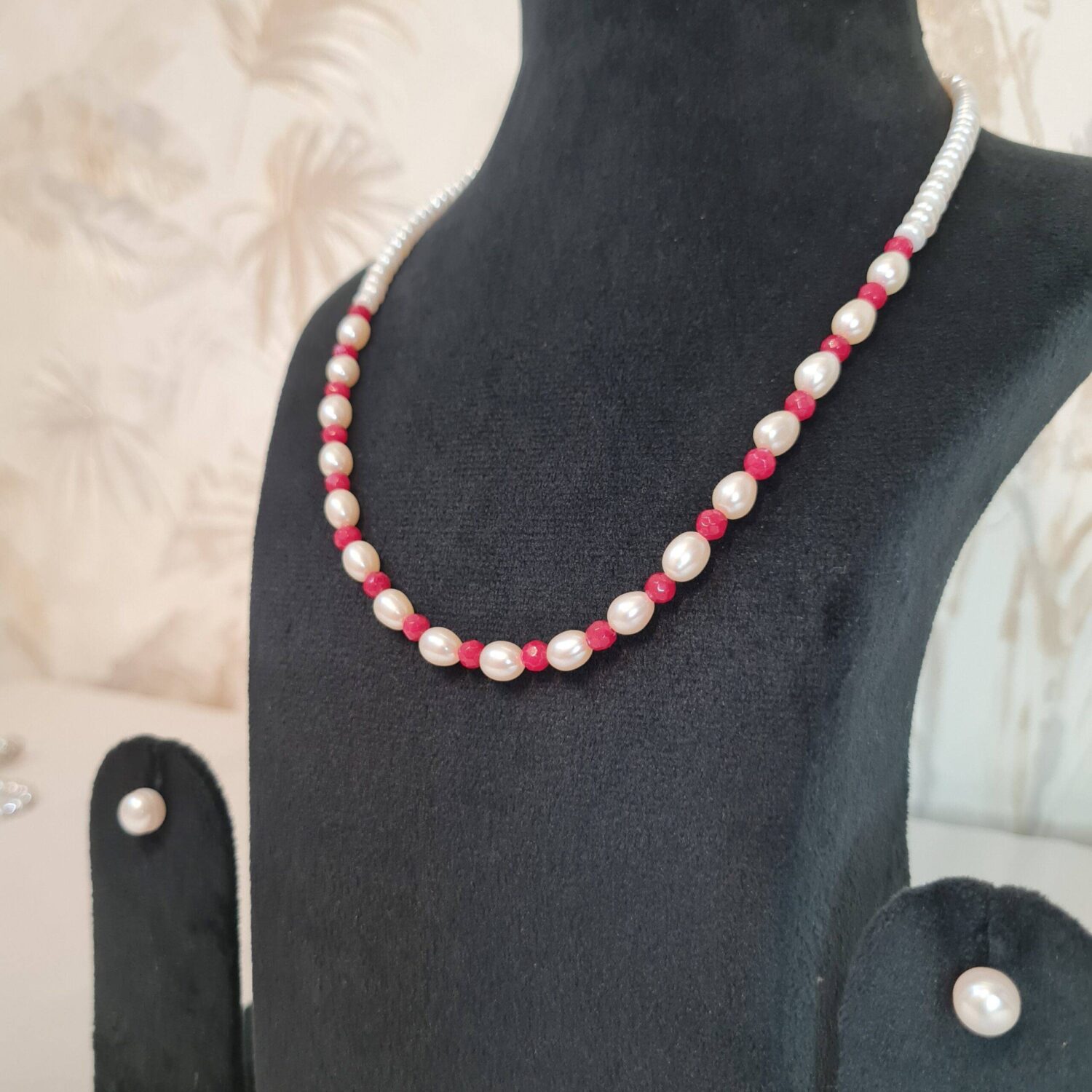 Charming Semi-Round White Pearl 18Inch Necklace Interspaced With Red Crystals - Image 2