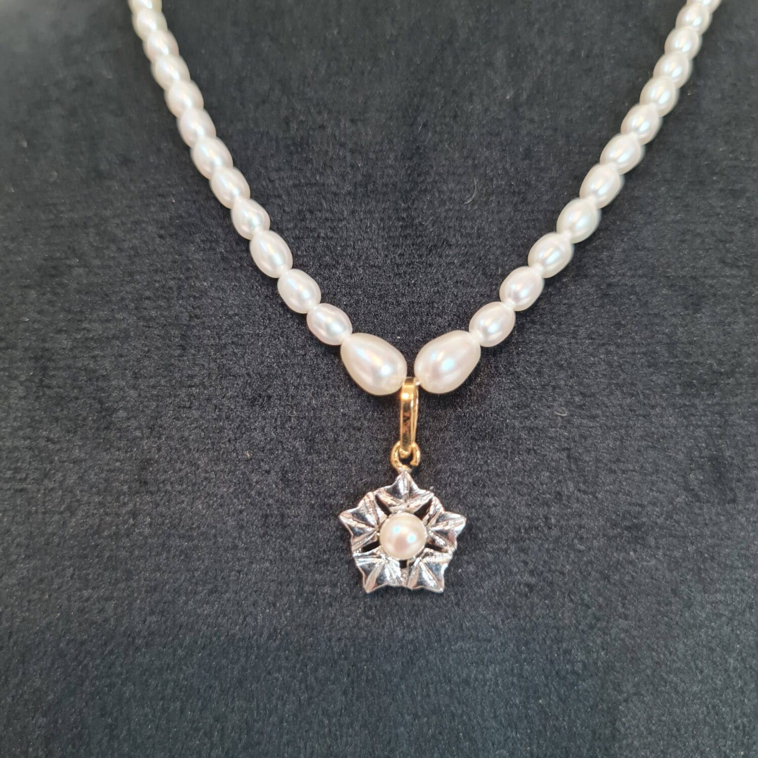 Precious White Oval Pearl 15Inch Necklace With A Wintery Rhodium Finish Pendant - Image 2