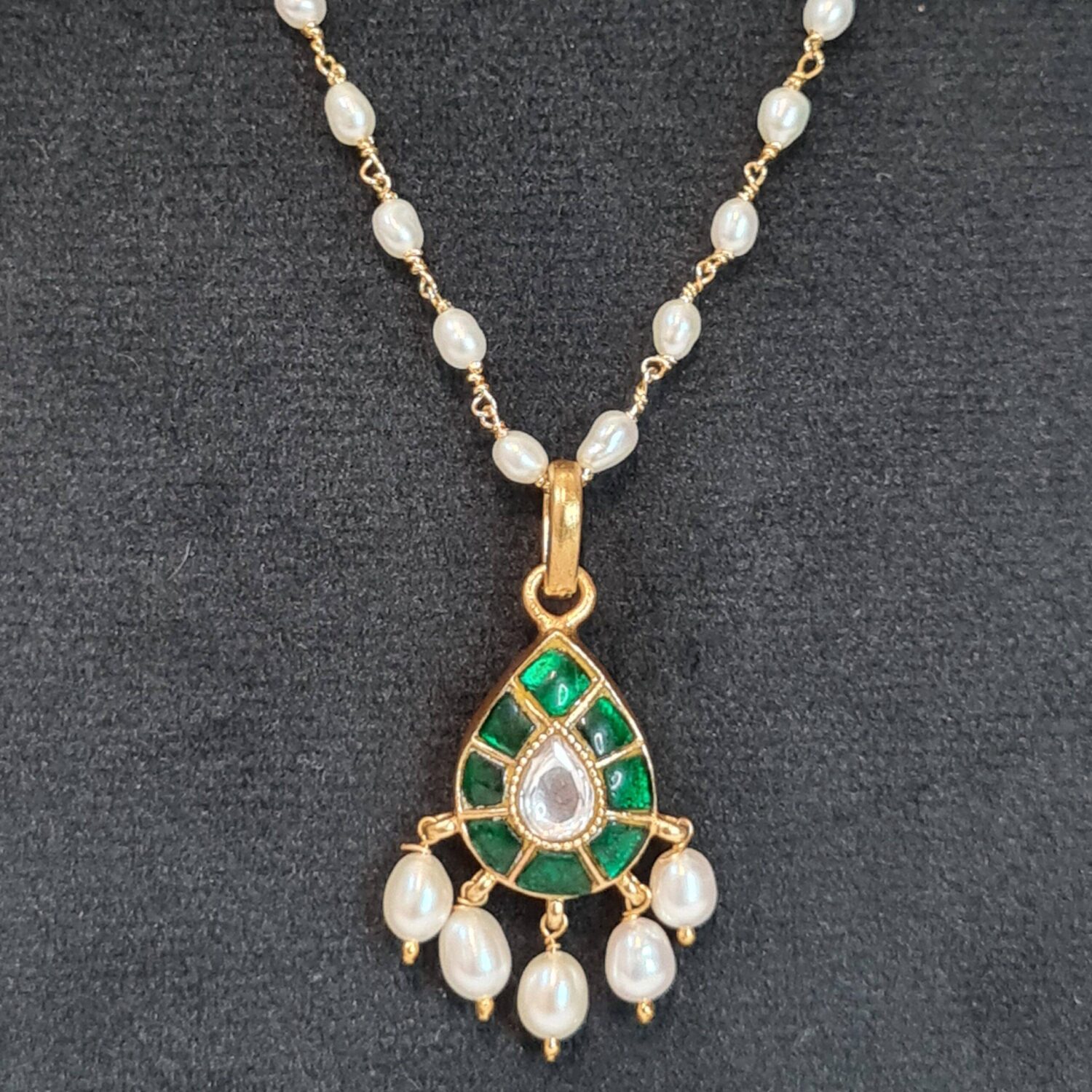 Delicate 18Inch White Oval Pearls Taar Necklace With 925 Green Kemp Pendant - Image 2