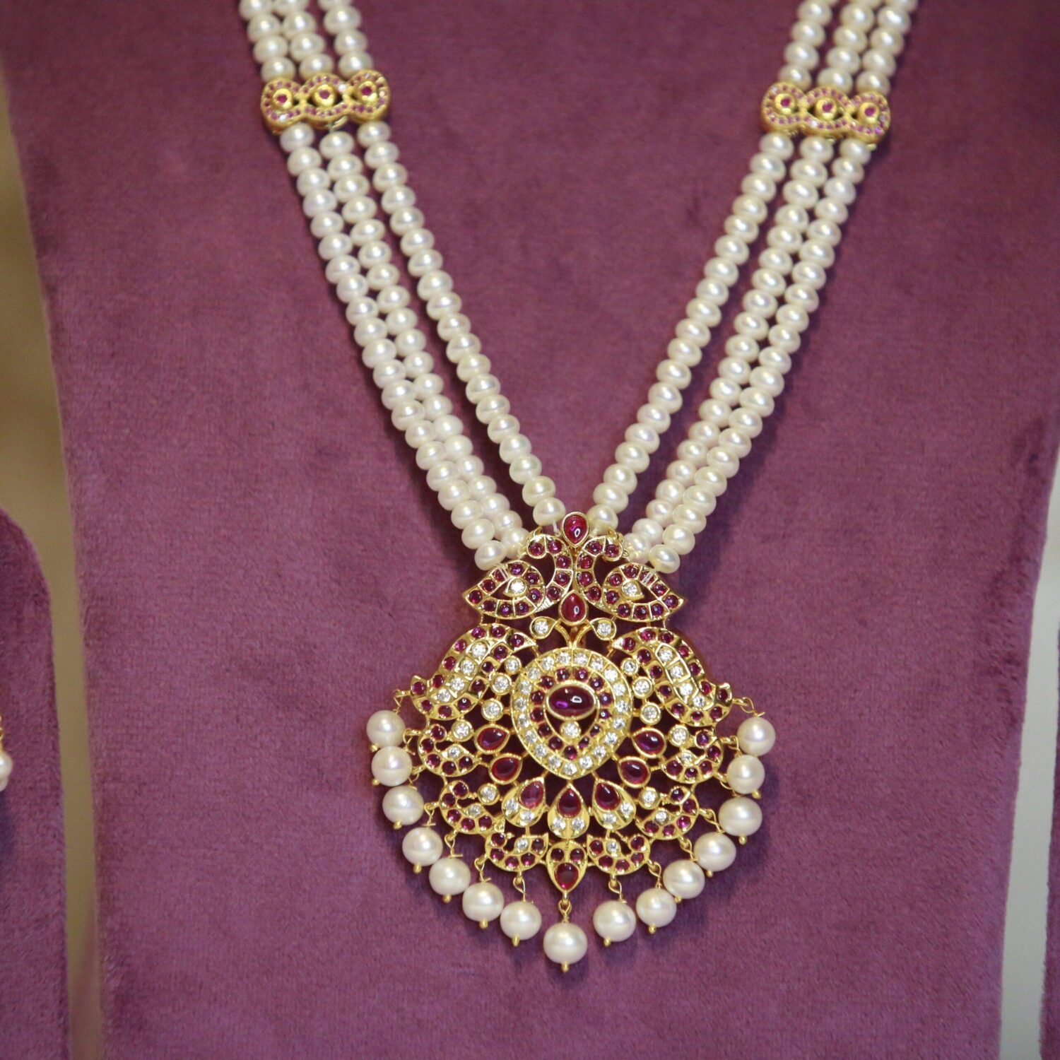 Marvellous Triple-Line Pearls Haar With Traditional CZ & Ruby Kemp Pendant - Image 3