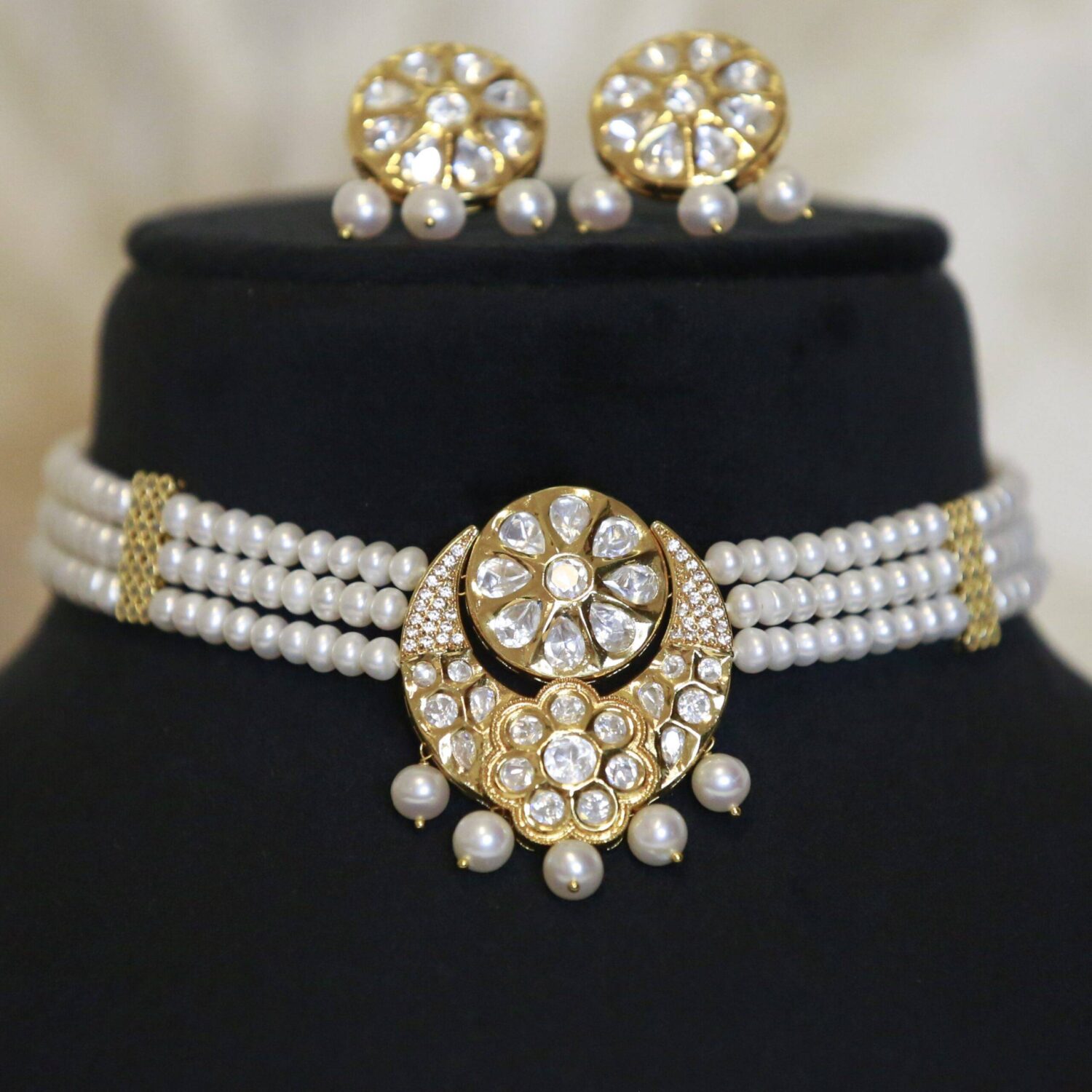 Alluring Three Line White Semi-Round Pearls Choker With Polki Pendant - Image 2