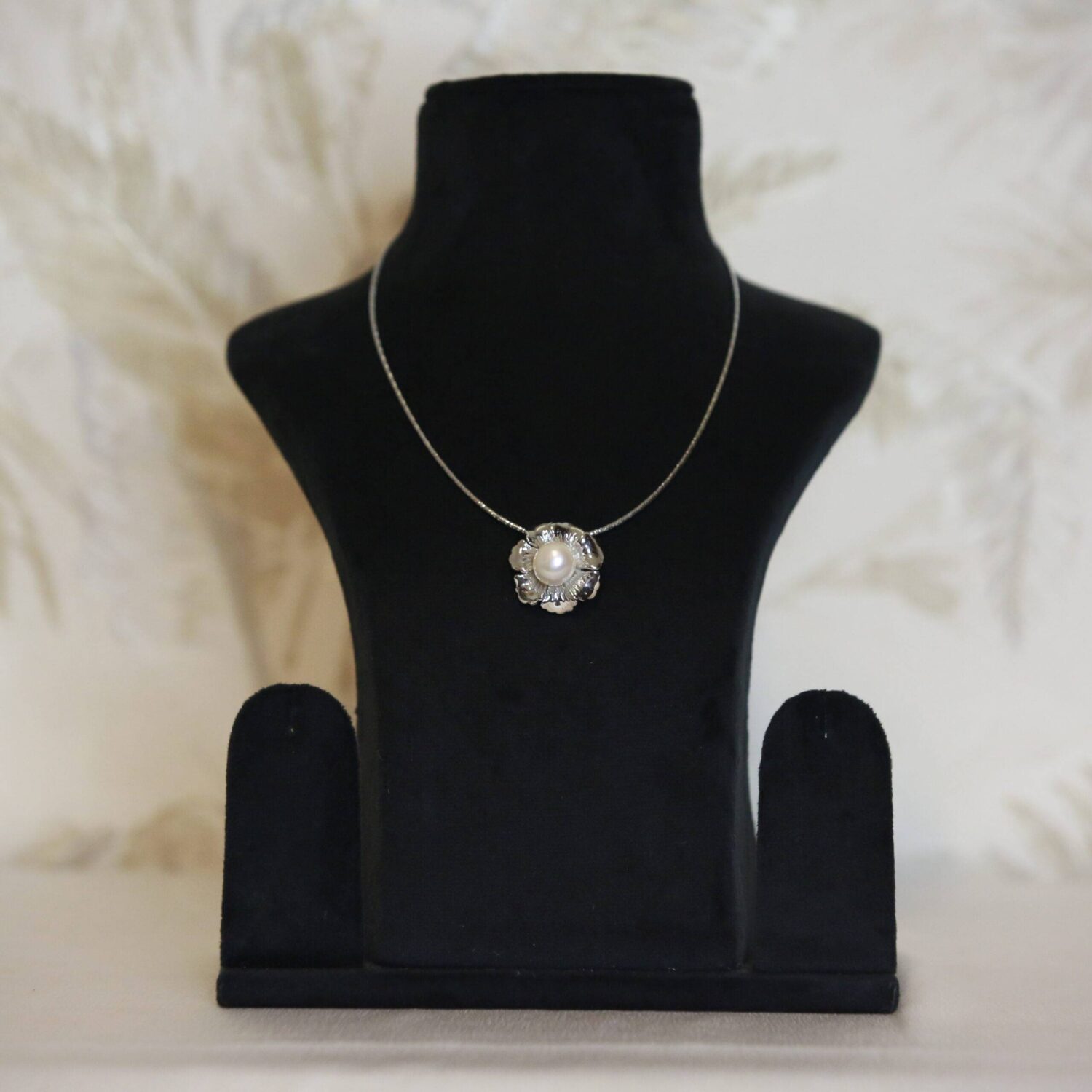 Stunning Silver Finish Floral Pendant With 11mm White Button Pearl - Image 2