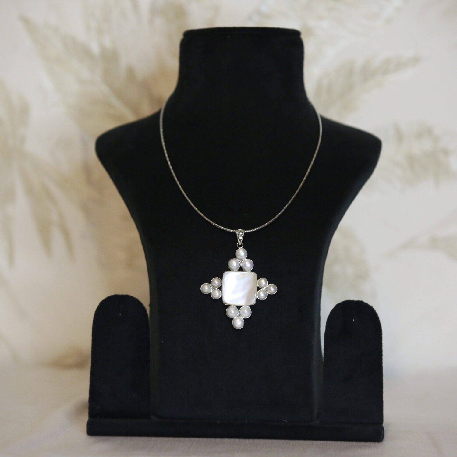 Intriguing 925 Silver Pendant With White Button Pearls & Mother of Pearl - Image 2