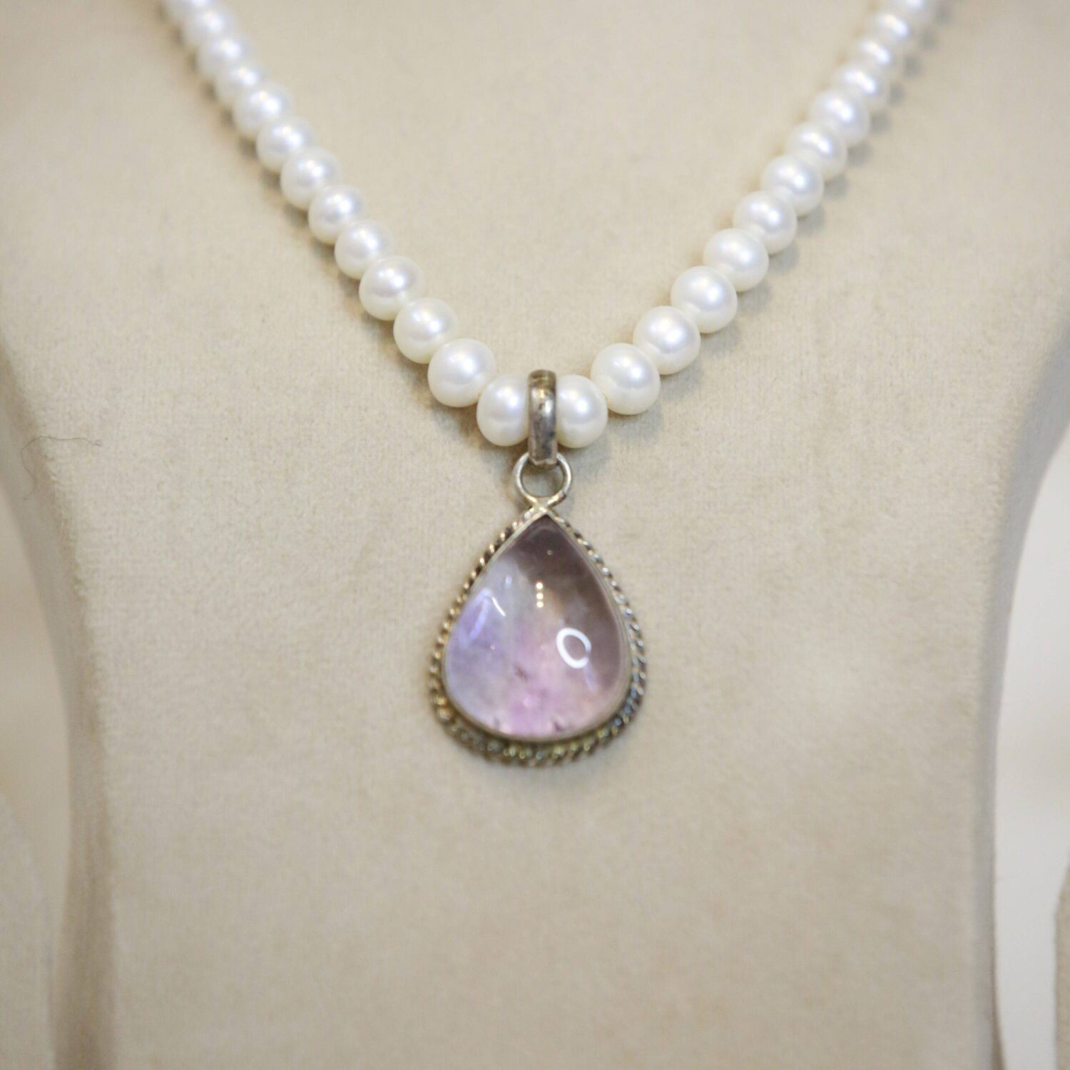 Elegant 4mm -8mm Graduated White Pearl Necklace With Light Amethyst Silver Pendant - Image 2
