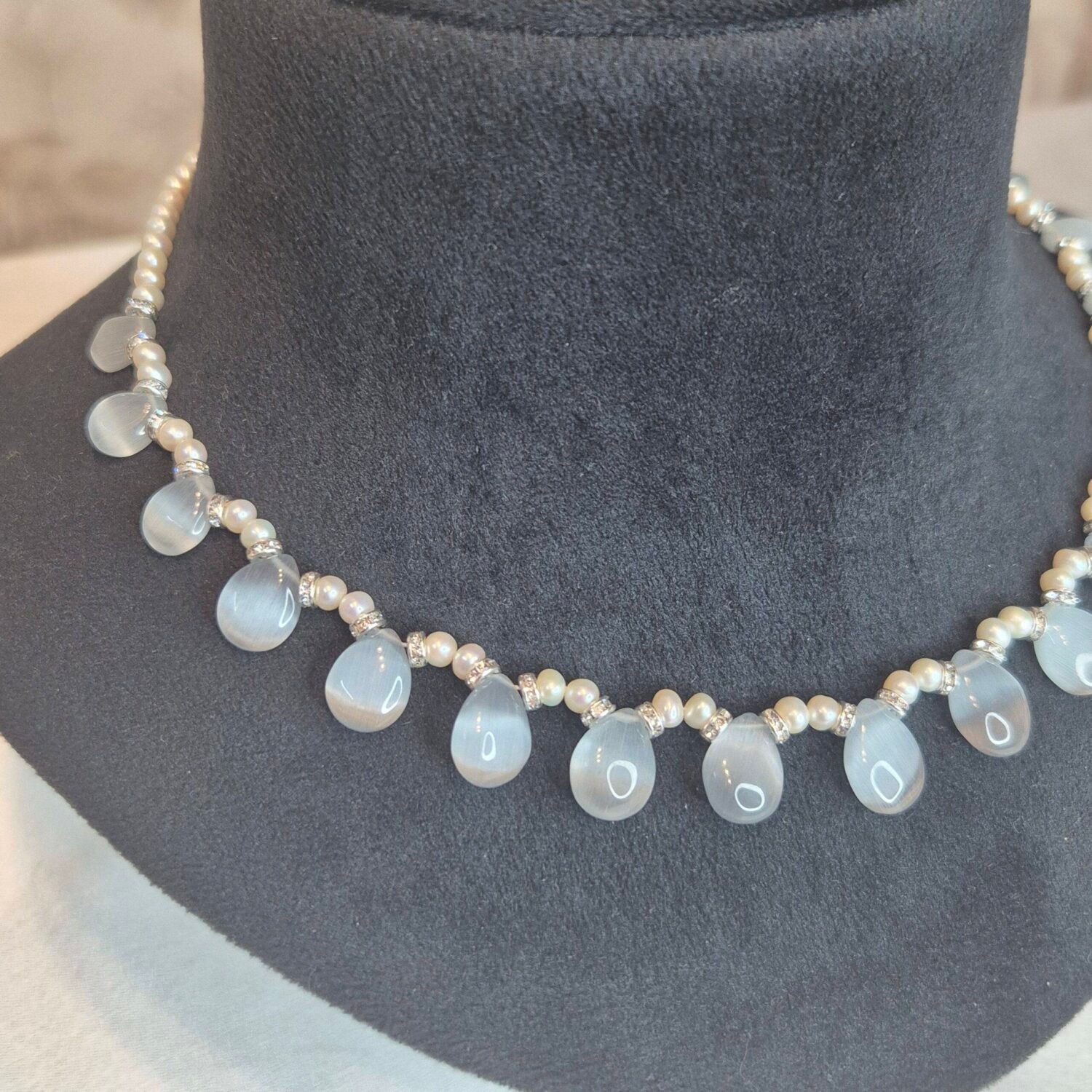 Chic 16 Inch Long 4mm White Roundish Pearls Necklace With Grey Agate Pendants - Image 2