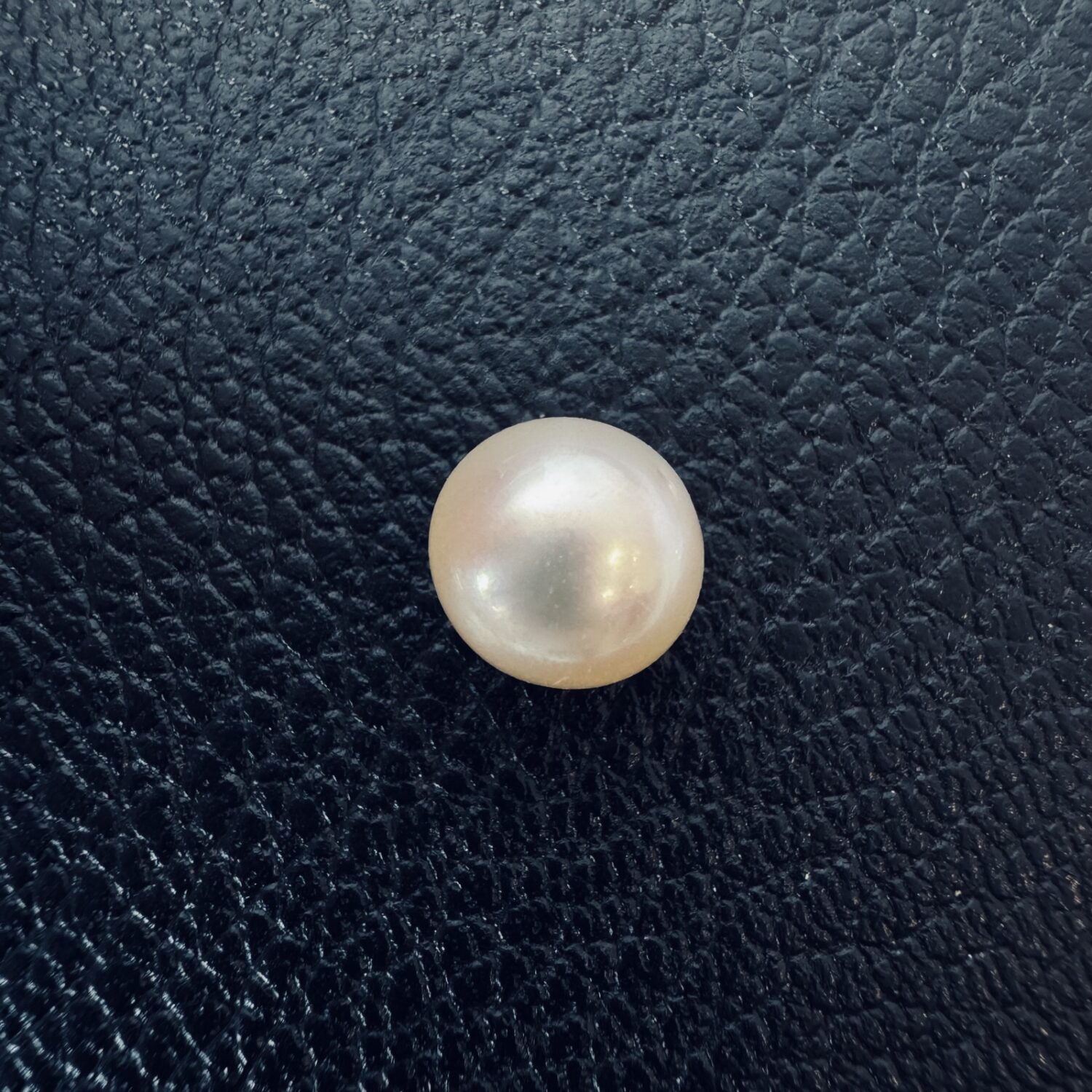 4.5 Carat (5.0 Ratti) White South Sea Pearl - 8.6mm Round, AAA Quality - Image 2