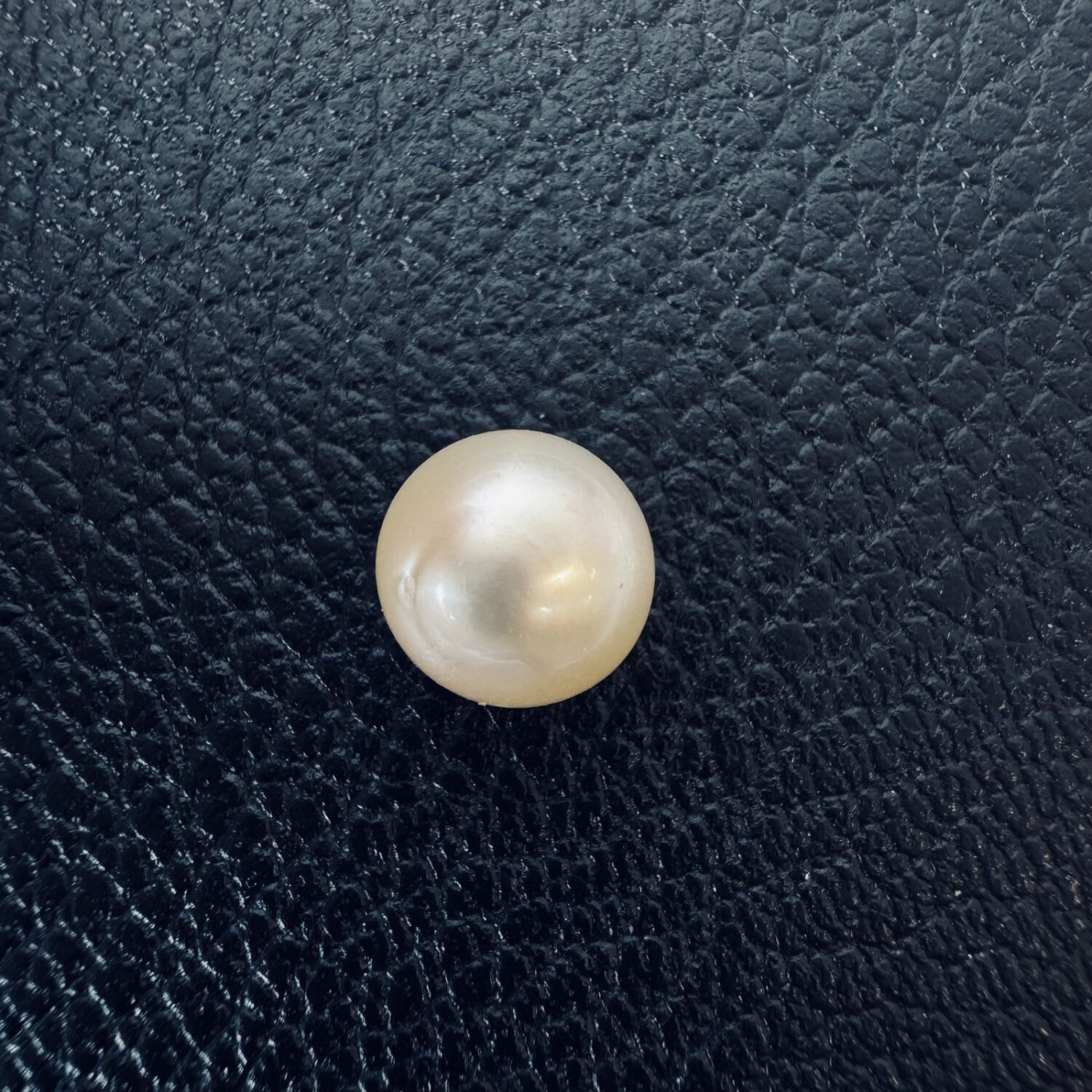 4.5 Carat (5.0 Ratti) White South Sea Pearl - 8.6mm Round, AAA Quality - Image 3