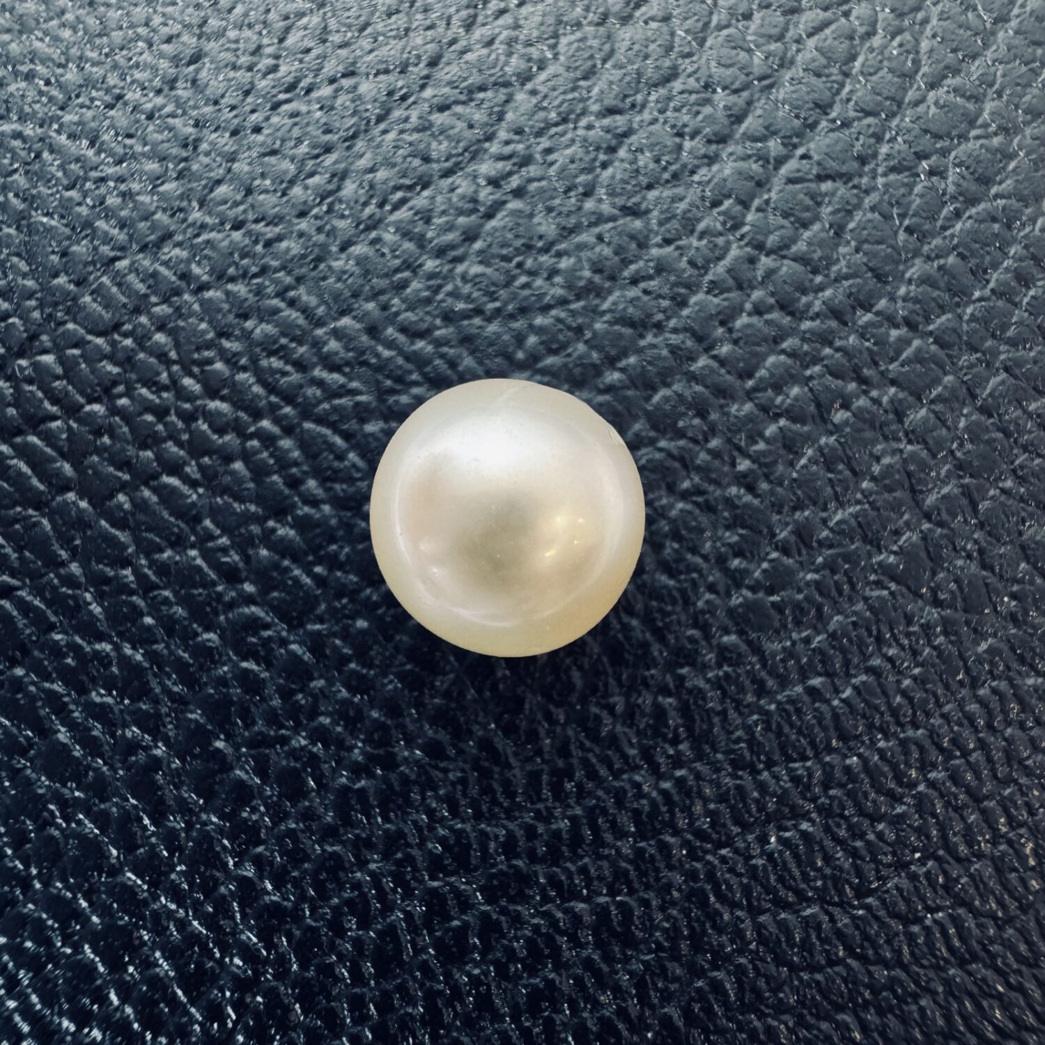 5.31 Carat (5.9 Ratti) White South Sea Pearl - 8.8mm Round, AAA Quality - Image 2