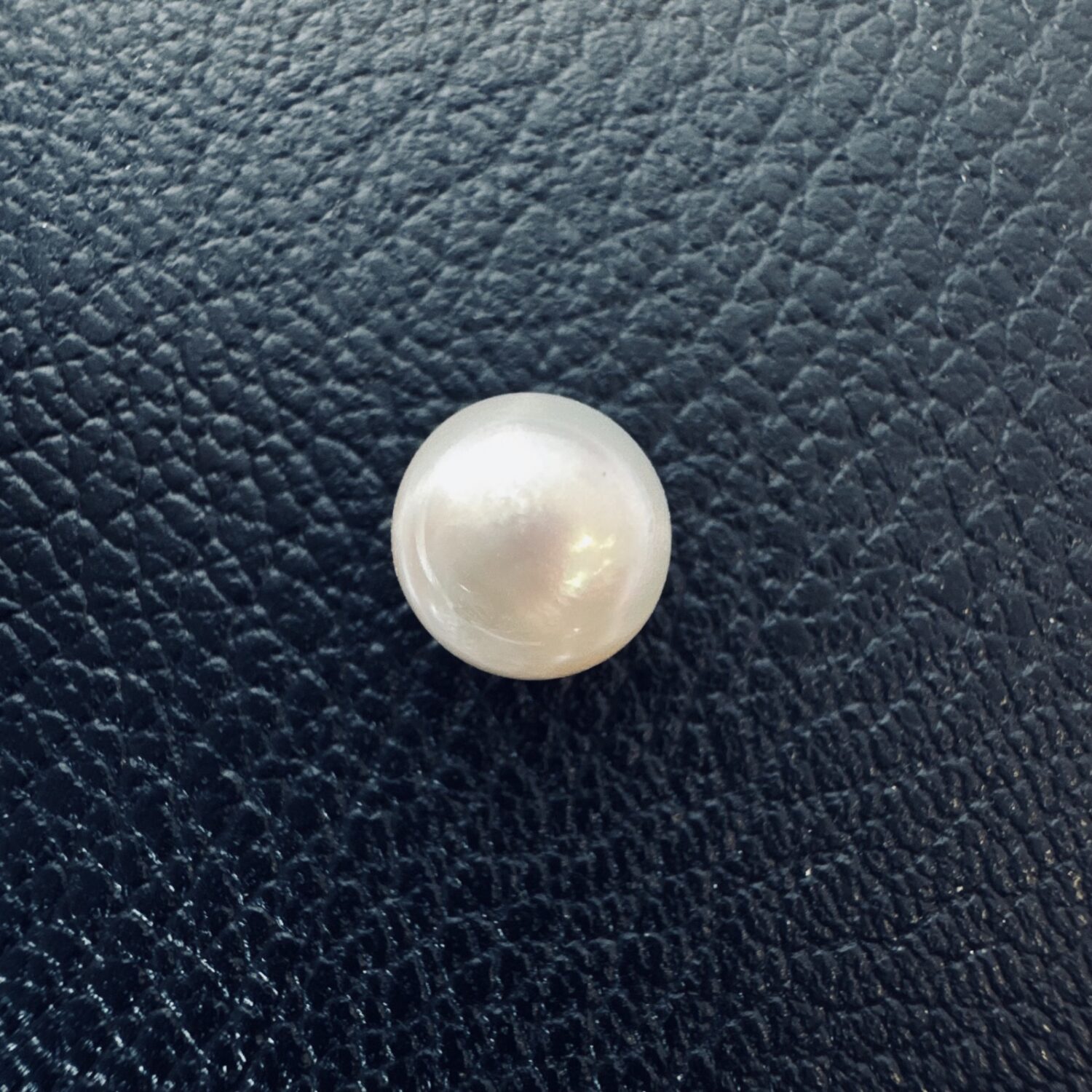 5 Carat (5.56 Ratti) White South Sea Pearl - 8.8mm Round, AAA Quality - Image 2