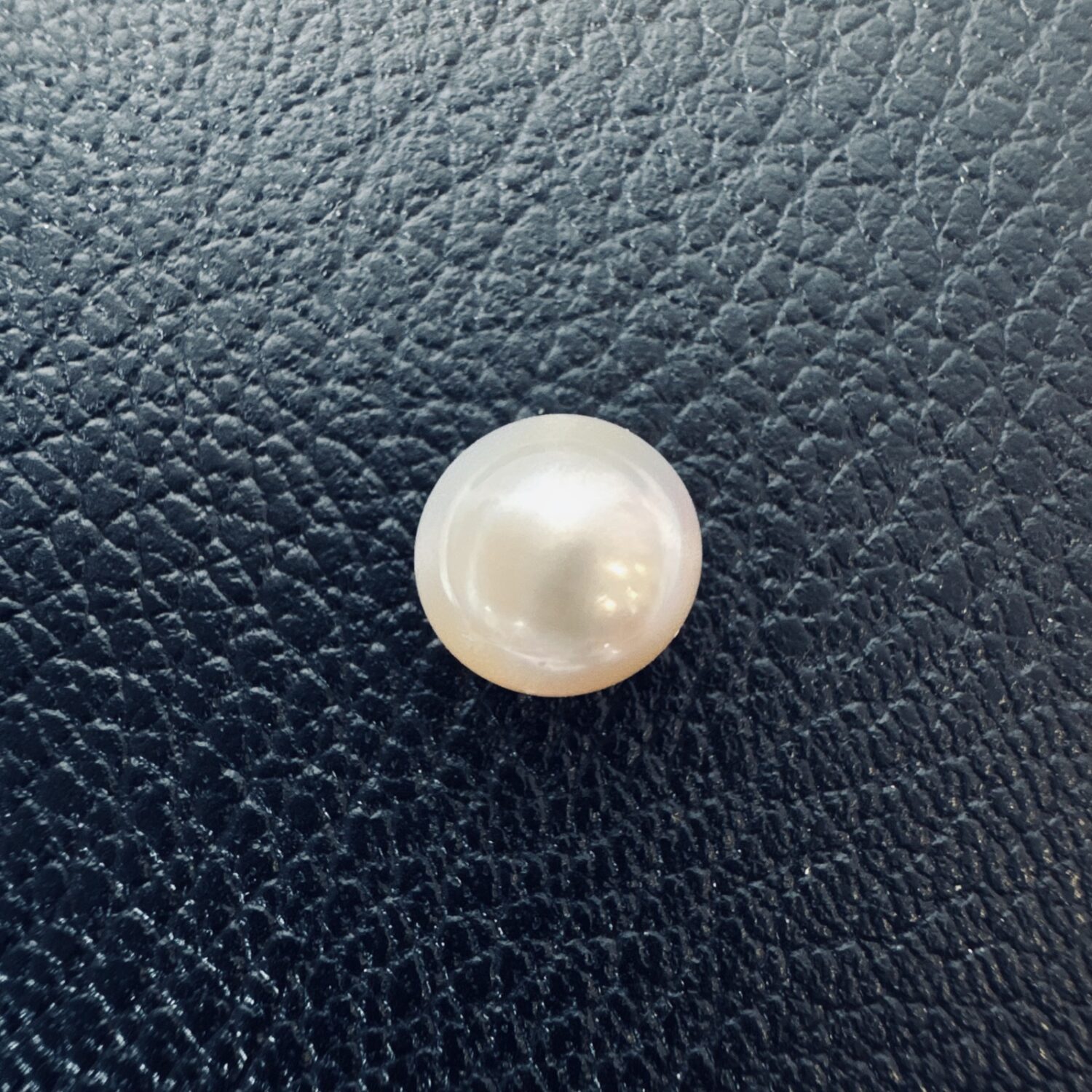 5 Carat (5.56 Ratti) White South Sea Pearl - 8.8mm Round, AAA Quality - Image 3