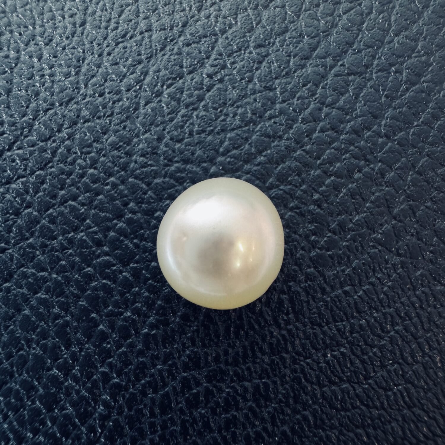 6.71 Carat (7.46 Ratti) White South Sea Pearl - 9.8mm Round, AAA Quality - Image 2