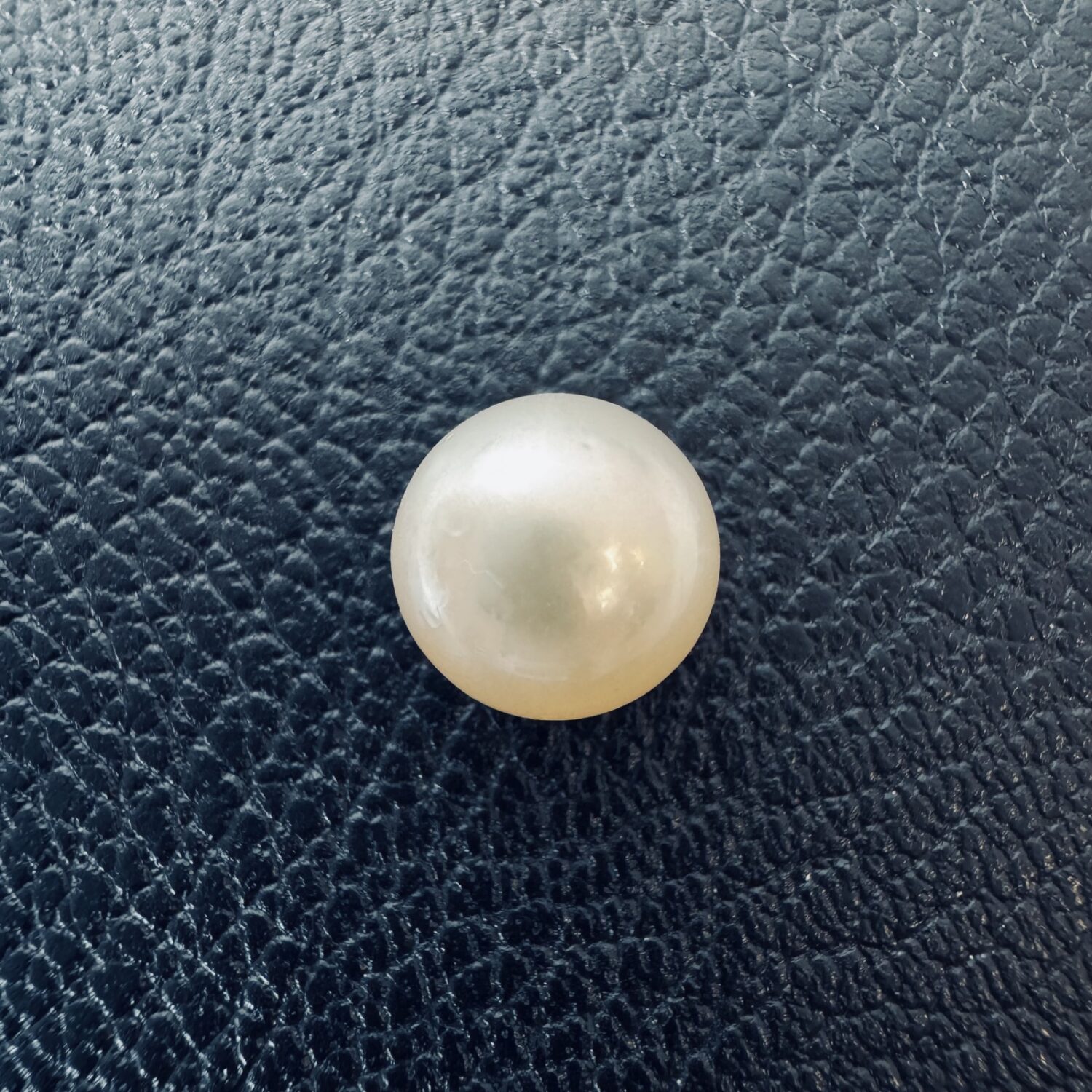 7.175 Carat (7.97 Ratti) White South Sea Pearl - 9.9mm Round, AAA Quality - Image 2