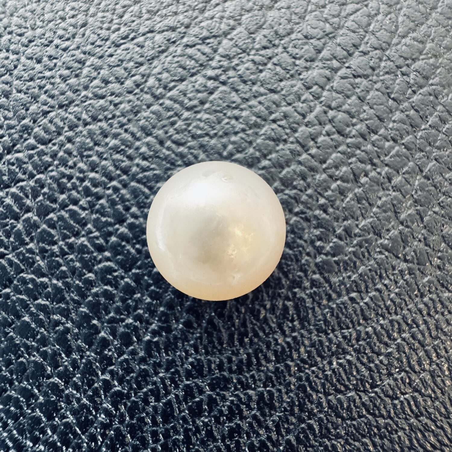 7.685 Carat (8.54 Ratti) White South Sea Pearl - 10.1mm Round, AAA Quality - Image 3