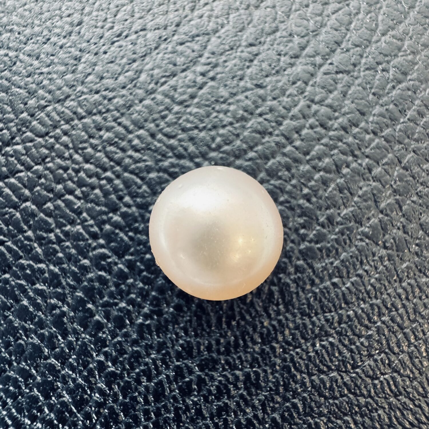 7.715 Carat (8.57 Ratti) White South Sea Pearl - 10.1mm Round, AAA Quality - Image 2