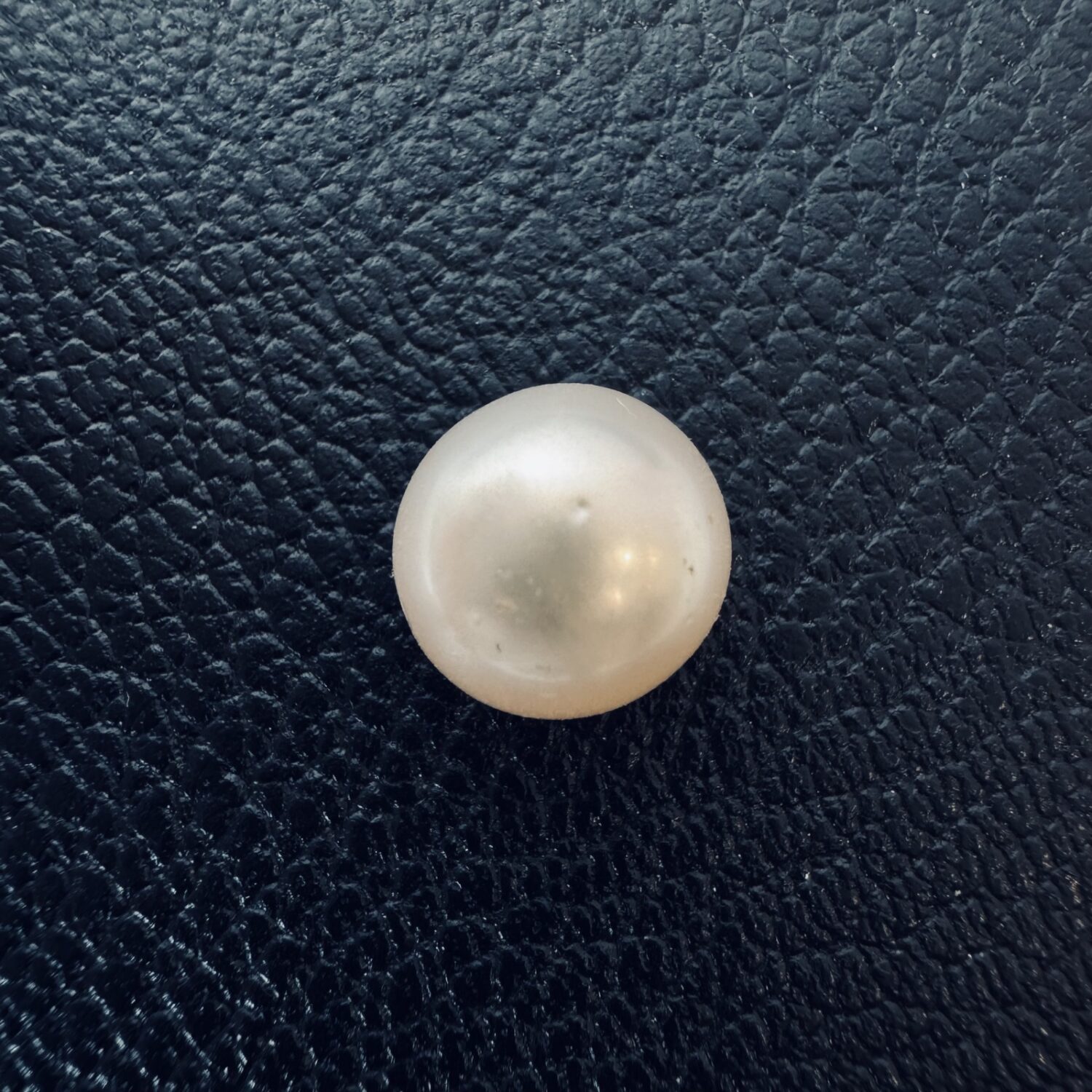 7.715 Carat (8.57 Ratti) White South Sea Pearl - 10.1mm Round, AAA Quality - Image 3