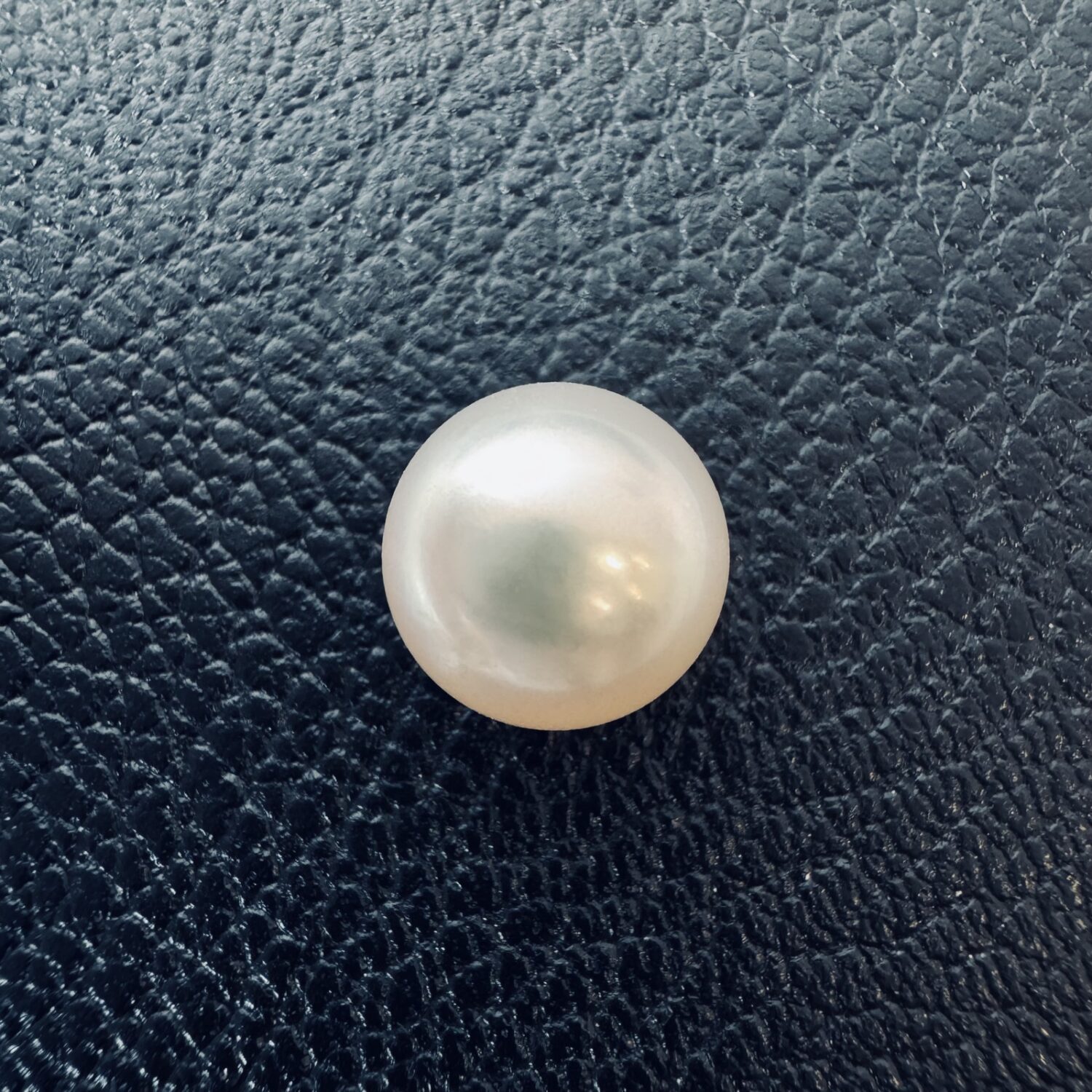 8.3 Carat (9.22 Ratti) White South Sea Pearl - 10.4mm Round, AAA Quality - Image 2