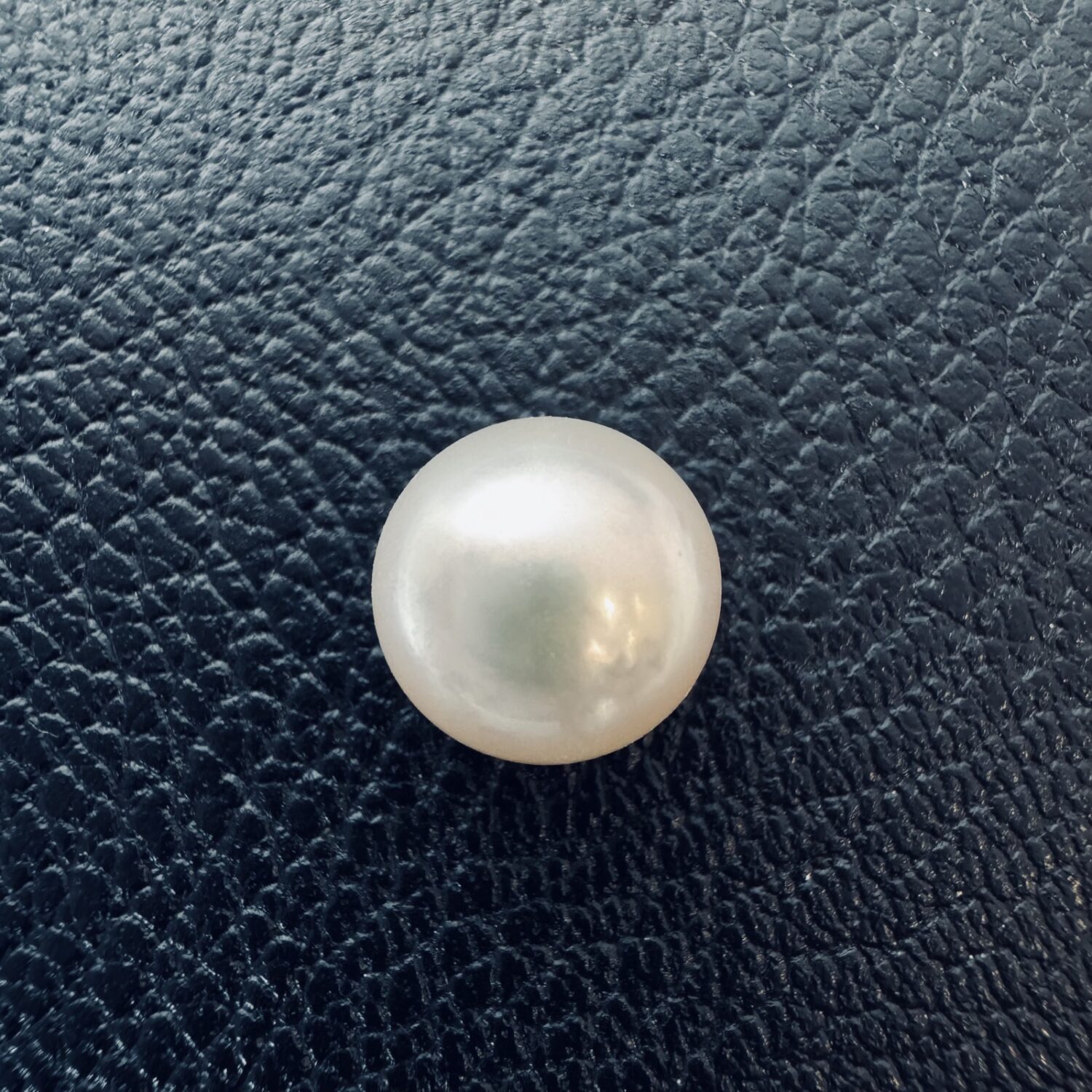 8.3 Carat (9.22 Ratti) White South Sea Pearl - 10.4mm Round, AAA Quality - Image 3