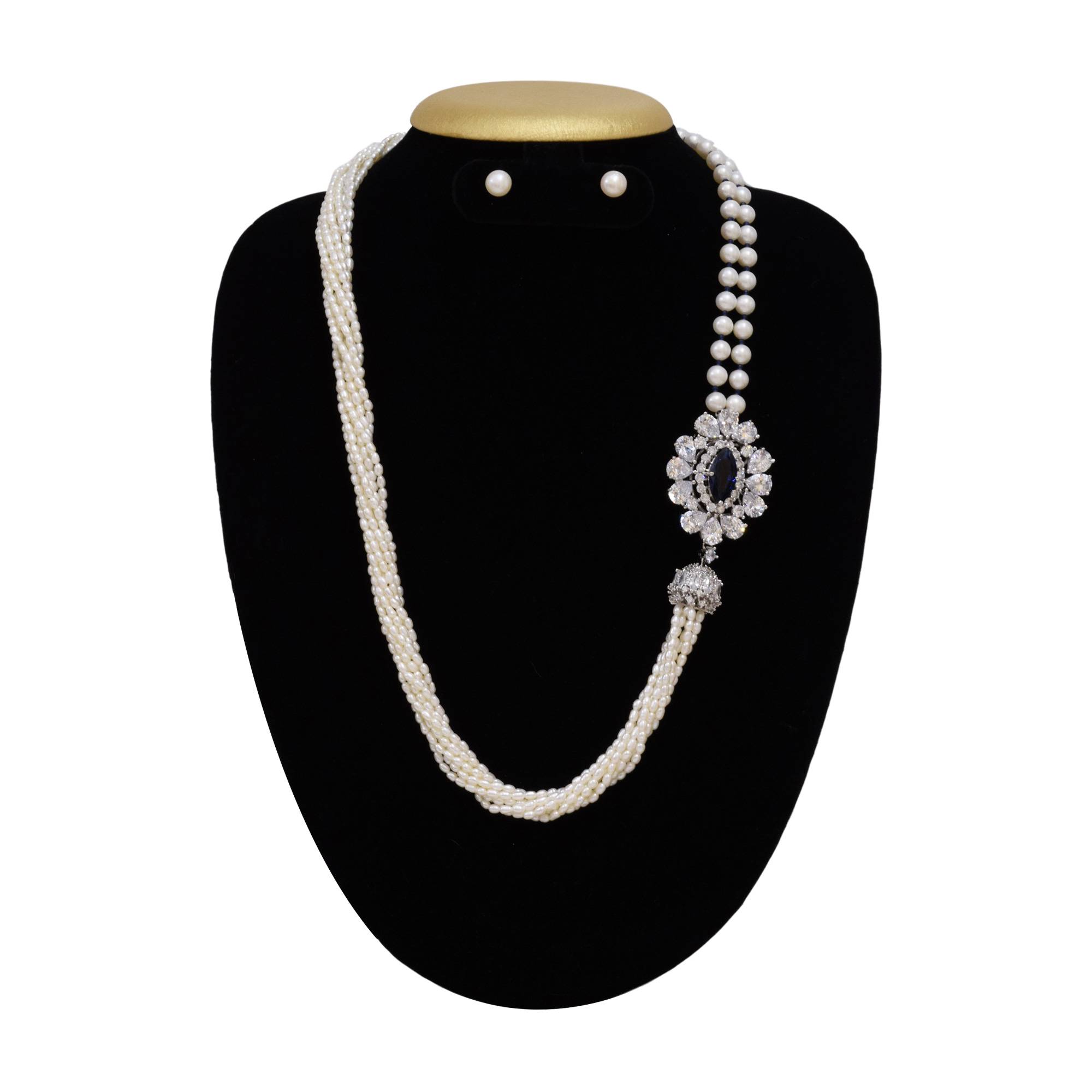 Traditional and beautiful pearl necklace set with round pendant
