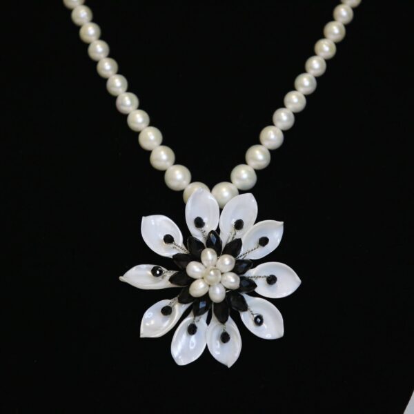 Shiny White Graduated Pearls 18Inch Necklace With MOP Pendant