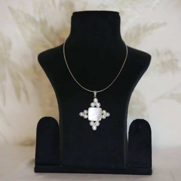 Intriguing 925 Silver Pendant With White Button Pearls & Mother of Pearl