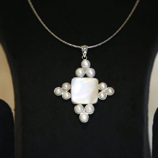 Intriguing 925 Silver Pendant With White Button Pearls & Mother of Pearl