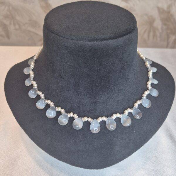 Chic 16 Inch Long 4mm White Roundish Pearls Necklace With Grey Agate Pendants